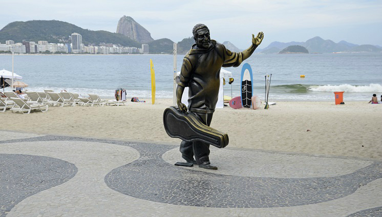 Uma selfie com Drummond Estátua de Dorival Caymmi na orla de Copacabana (RJ). Foto: Alexandre Macieira/Riotur