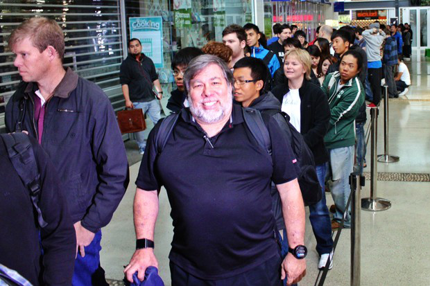 Fundador da Apple passa a noite na fila para comprar iPhone 5