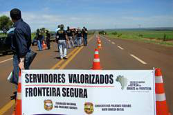 Policiais Federais e rodoviários federais juntaram-se aos servidores da Receita para protestarem contra a falta de apoio do Governo Federal para garantir a segurança da região de fronteiraFoto: Nicanor Coelho/Capital News