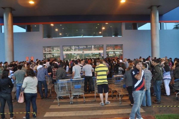 Inicia nessa sexta (21) o Black Friday, maior liquidação da fronteira Entrada do Shopping China que, antes das 8h da manhã já estava lotado.Foto: Reprodução