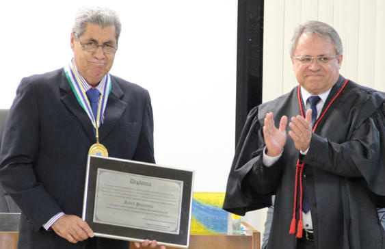 Homenageado pelo MPE, Puccinelli se emociona ao falar de sua trajetória Homenageado pelo MPE, Puccinelli se emociona ao falar de sua trajetória