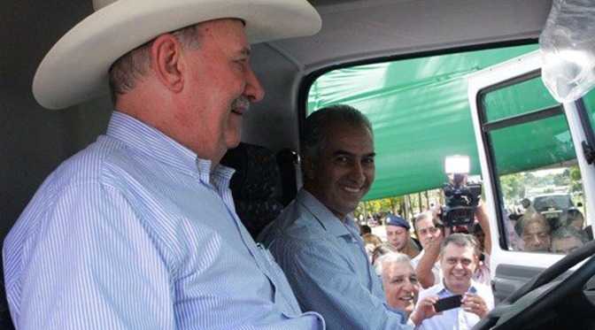 Sanesul: Governo do Estado entrega 15 caminhões-caçambas no interior Foto: Divulgação