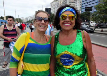 Brasileiros superam trauma e amarelinha da Seleção domina Copacabana