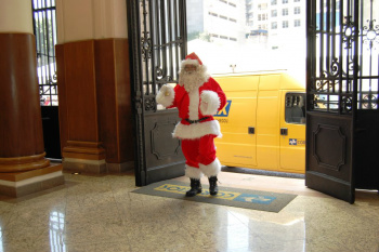 Papai Noel dos Correios de Amambai recebe 300 cartinhas todo ano Em 2010, os Correios receberam mais de 1 milhão de cartas de todos os cantos do País.