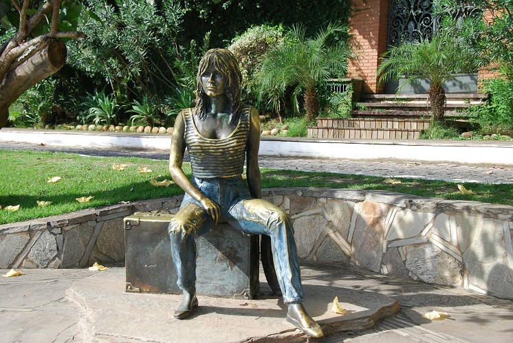 Uma selfie com Drummond Estátua da atriz francesa, Brigitte Bardot, em Armação de Búzios (RJ). Foto: Werner Zotz