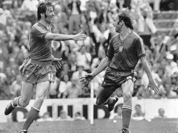 O artilheiro da Copa 1978 Lato comemora o gol da vitória contra o Brasil na disputa pelo terceiro lugar do torneio