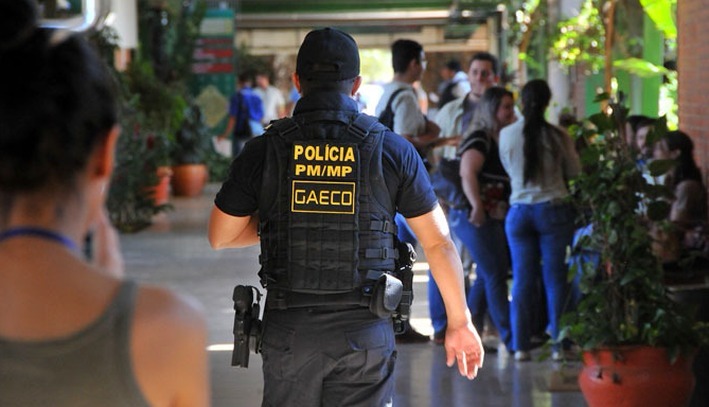 Agente do Gaeco em operação desencadeada no Detran, ano passado - Foto: Valdenir Rezende / Correio do Estado