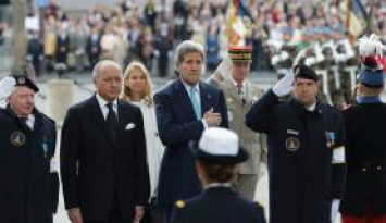 O secretário de Estado norte-americano, John Kerry, (ao centro) participou das comemorações em Paris - Philippe Wojazer / Agência Lusa