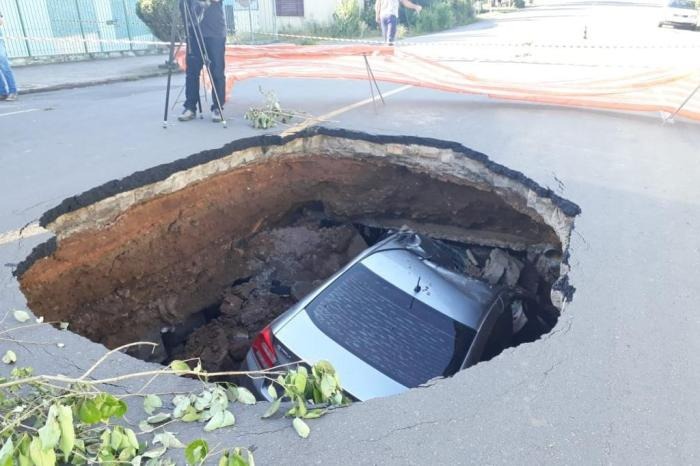 Motorista cai em cratera na cidade de Flores da Cunha Trecho fica sobre antiga galeria de pedras, que atualmente canaliza 70% do escoamento da água da chuva da cidadeFoto: Róger Rufatto / agência RBS