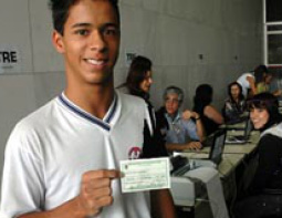 Aumenta a participação e o interesse dos jovens na política De acordo com pesquisa da Secretaria Nacional de Juventude, 83% dos jovens entrevistados consideram a política “muito ou mais ou menos importante