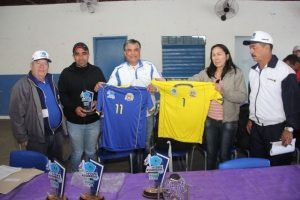 Prefeitos exaltam investimento no esporte e na qualificação de funcionários Organizadores entregam material esportivo (Foto Edson Ribeiro)
