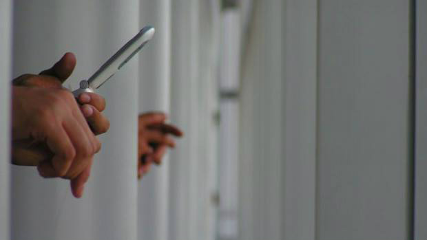 Pena mais rigorosa para agente que facilitar entrada de celulares em presidios