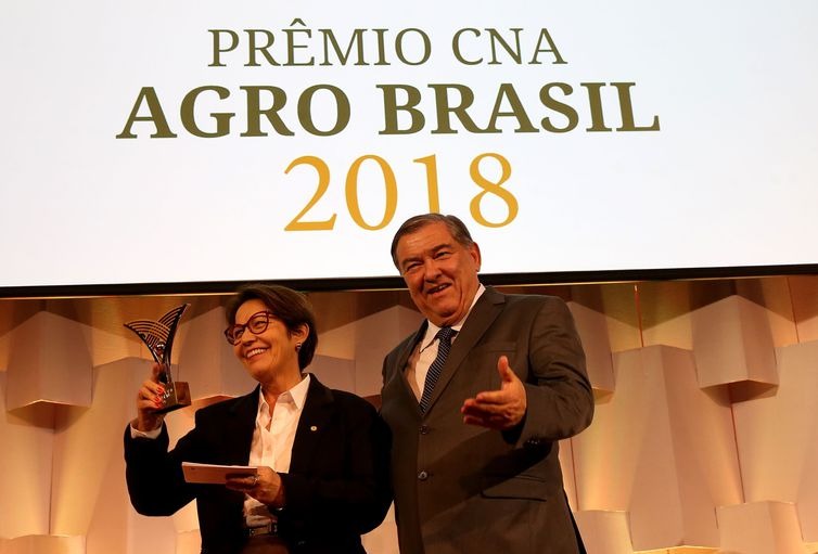 Comunicação é desafio para agricultura, diz futura ministra A futura ministra da Agricultura no governo de Jair Bolsonaro, Tereza Cristina, recebe o prêmio CNA Agro Brasil 2018 do presidente da Federação da Agricultura e Pecuária de Minas Gerais (Faemg), Roberto Simões - Wilson Dias/Agência Brasil