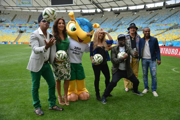 Shakira diz que apoio de fãs motivou convite para se apresentar na final da Copa Artistas que se apresentarão na cerimônia de encerramento da Copa do Mundo posam para foto no gramado do Estádio do Maracanã - Marcello Casal Jr/Agência Brasil