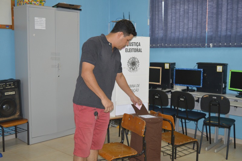 Pai de aluno votando na escola Dr. Rachid Saldanha Derzi. Na unidade,  a comunidade escolar elegeu Célia Chaparro Miranda com 56,9% dos votos válidos / Foto: Moreira Produções