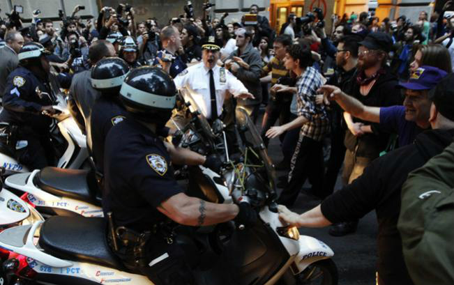Manifestantes confrontam a polícia em NY