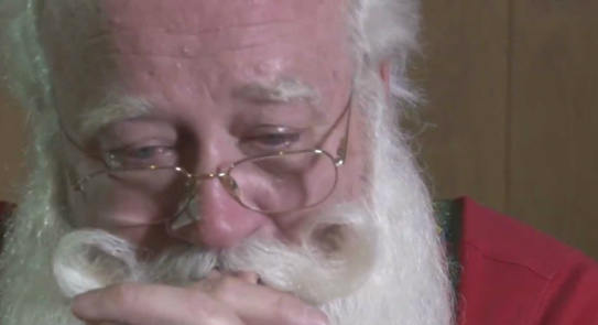 Menino em estado terminal morre nos braços do Papai Noel nos EUA Papai noel se emociona ao falar sobre menino de cinco anos que morreu em seus braçosFoto: Divulgação