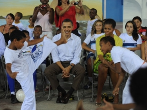 Obama assiste a apresentações de capoeira e percussão na Cidade de Deus Obama assiste a apresentações de capoeira e percussão na Cidade de Deus