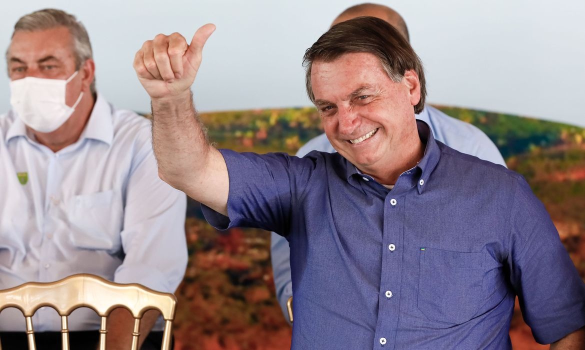 Bolsonaro entrega títulos de propriedade rural para famílias em Goiás Foto: Isac Nóbrega/PR