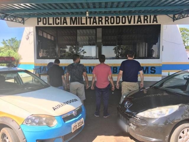 Quatro homens são presos transportando 745 kg de drogas na MS-156 Quatro suspeitos foram presos por tráfico de drogas entre Amambai e Caarapó (Foto: Divulgação)