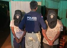 Três são presos acusados de sequestrar brasileiro por engano na fronteira Policial com dois dos três paraguaios presos por sequestrar brasileiro por engano (Foto: Divulgação) - CREDITO: CAMPO GRANDE NEWS