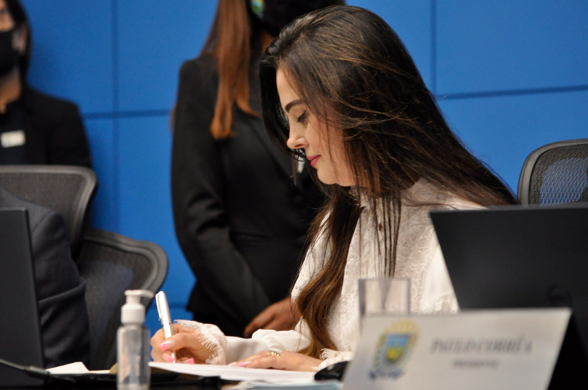 Posse de Mara Caseiro é marcada pela emoção e reconhecimento ao legado de Onevan Mara Caseiro na assinatura do termo de posse, previsto em Regimento Interno