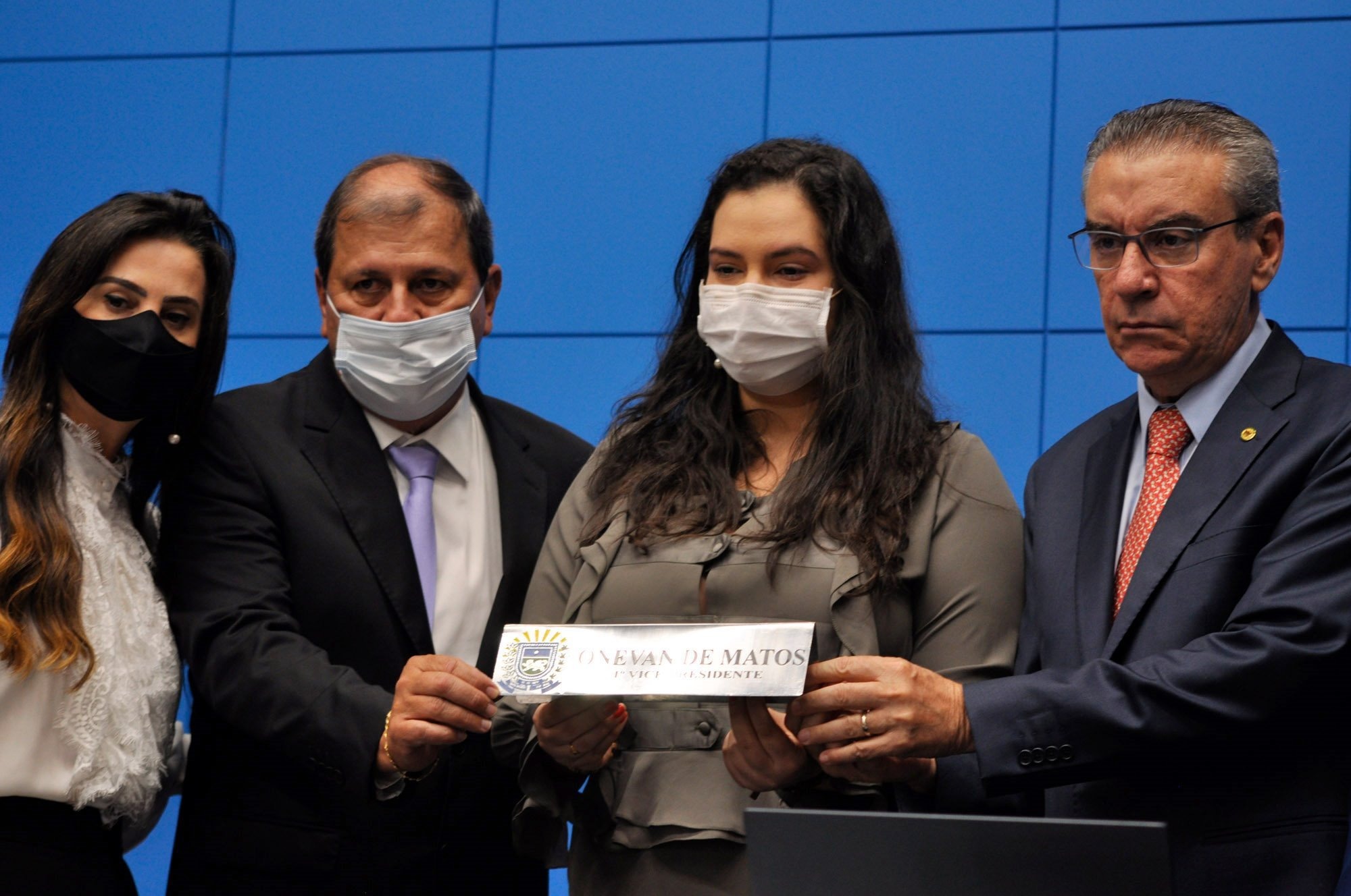 Posse de Mara Caseiro é marcada pela emoção e reconhecimento ao legado de Onevan Rhaiza Matos, filha de Onevan, recebe a placa que ficava na mesa de seu pai