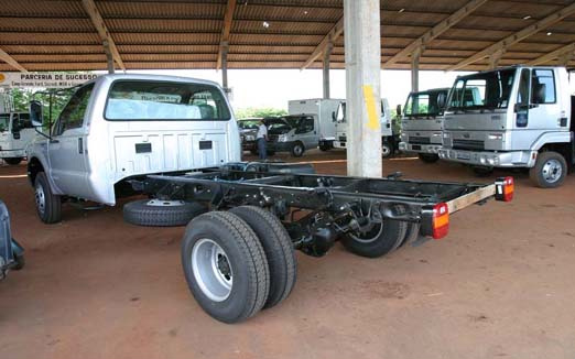 Produtores recebem caminhões adquiridos com ajuda do governo Produtores recebem caminhões adquiridos com ajuda do governo