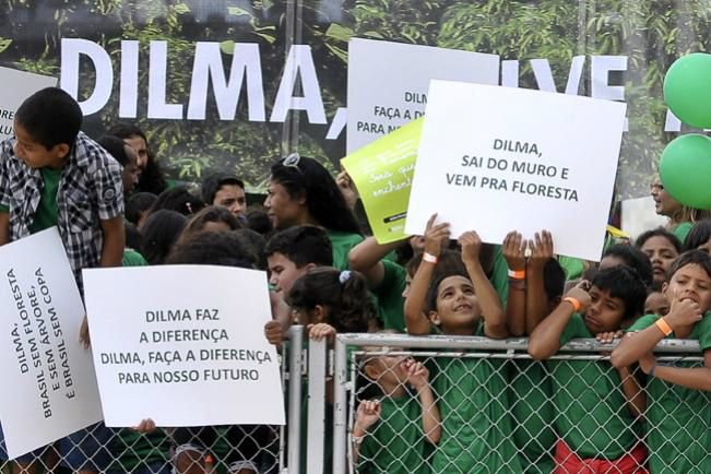 Crianças protestam contra Novo Código Florestal