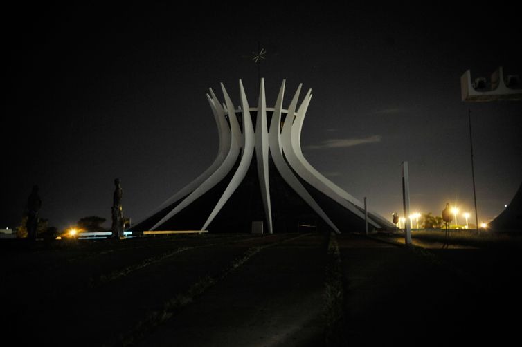 Monumentos apagam as luzes hoje à noite durante a Hora do Planeta A Catedral de Brasília é um dos monumentos brasileiros que ficam às escuras na Hora do Planeta - Elza Fiúza/Arquivo/Agência Brasil