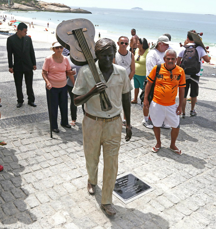 Uma selfie com Drummond Estátua em homenagem ao cantor e compositor, Tom Jobim, na orla de Ipanema (RJ). Foto: Ricardo Cassiano