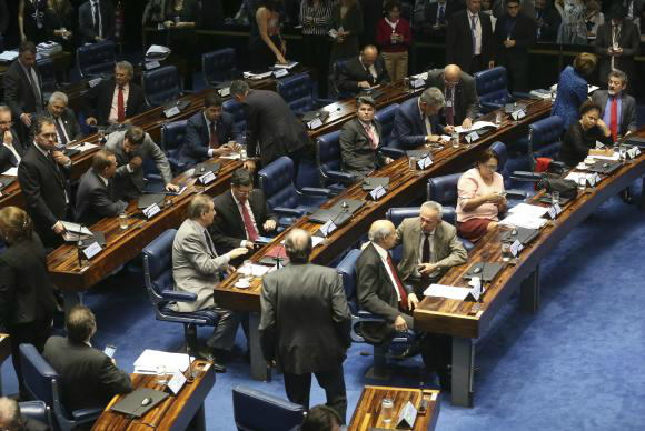 Após votar destaques, Senado aprova texto final da PEC do Teto sem alterações