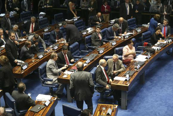 Após votar destaques, Senado aprova texto final da PEC do Teto sem alterações Após votar destaques, Senado aprova texto final da PEC do Teto sem alterações
