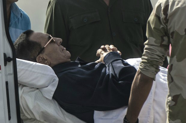 Justiça do Egito condena ex-presidente Mubarak e dois filhos a 3 anos de prisão