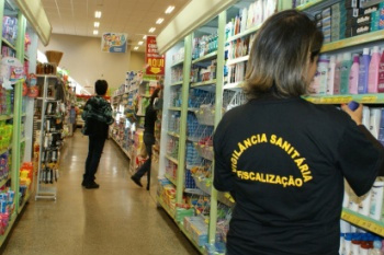 Força-tarefa barra alimento estragado