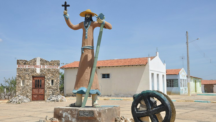 Uma selfie com Drummond Estátua de Antônio Conselheiro em Canudos (BA). Foto: Rita Barreto