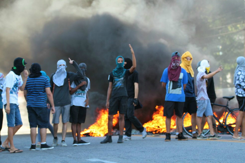 Manifestantes fazem protestos no país contra a PEC dos gastos Mascarados, grupos gritam palavras de ordem contra a PEC do teto dos gastos da União, no Recife .Foto: Divulgação