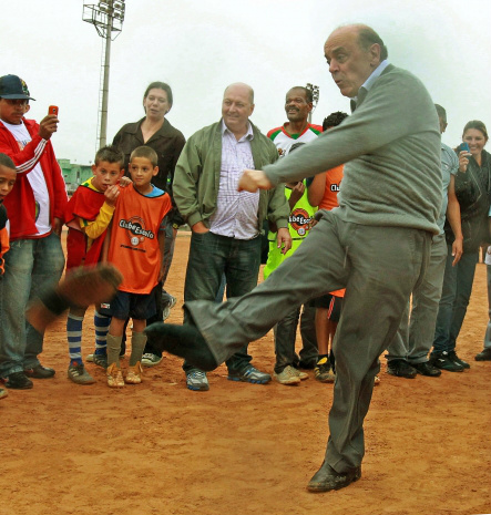 Em visita ao Clube Escola do bairro de Ermelino Matarazzo, na zona leste, o tucano José Serra jogou bola com os alunos e perdeu o sapato ao chutar a bola