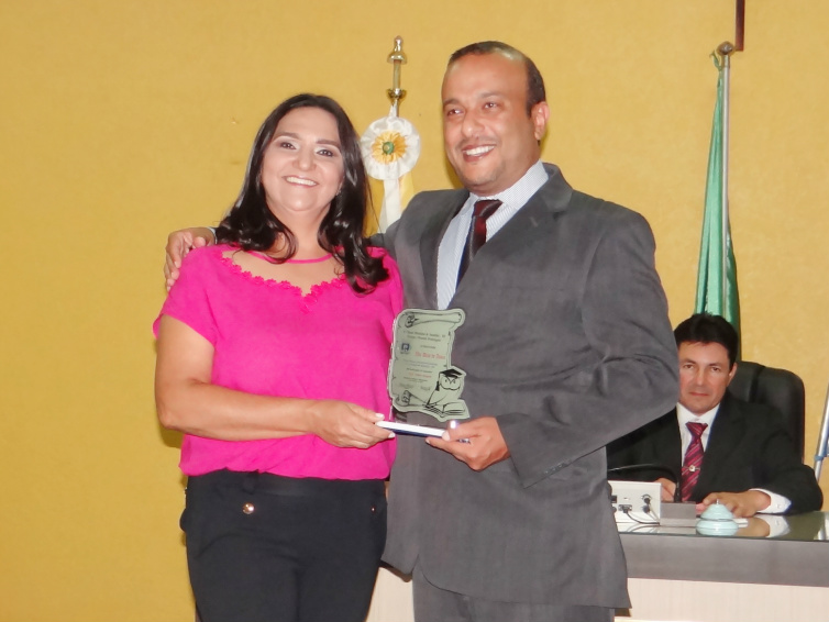 Autor da proposição, vereador Professor Ailton e a professora Ilda Dias de Assis / Foto: Moreira Produções