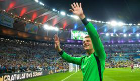 Neuer é eleito melhor goleiro e Messi o melhor jogador da Copa Goleiro campeão do mundo, o alemão Manuel Neuer, recebeu o Troféu Luva de OuroMarcello Casal Jr/Agência Brasil