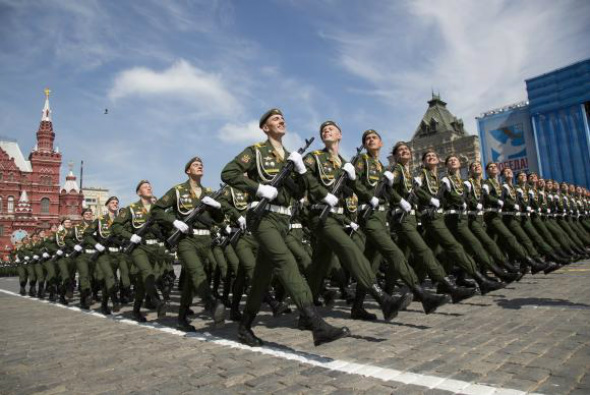 Soldados russos marcham durante a parada militar do Dia da Vitória, na Praça Vermelha, em Moscou /Alexander Zemlianichenko