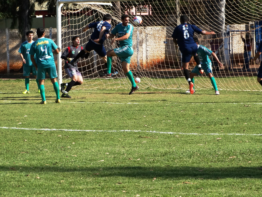 Amambai faz 6x0 em Paranhos e se reabilita no Regional de Futebol Lance do gol de cabeça do atacante Elton, que abriu o caminho da goleada da equipe amambaiense por 6x0 na manhã desse domingo pelo Regional de Futebol 2014 / Foto: Vilson Nascimento