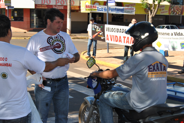 Movimento mobiliza comunidade de Amambai pela humanização do trânsito Instruções e panfletos explicativos fizeram parte da mobilização no centro da cidade