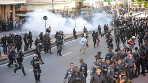 Polícia cerca praça e impede saída de manifestantes e jornalistas no Rio