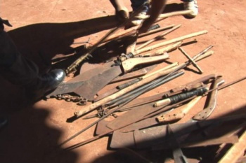 Índios entregam armas e droga à polícia