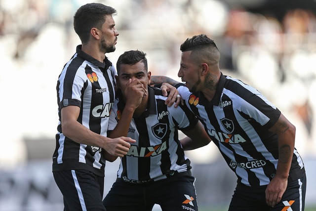 Atacante Brenner comemora o gol da vitória botafoguense neste domingo (Foto: Vitor Silva/SSPress/Botafogo)