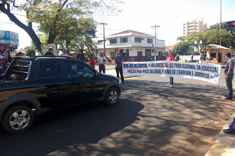 Trabalhadores em educação de Amambai participam de paralisação nacional Professores e administrativos da Educação das redes estadual e municipal aprovaram a proposta de participar do Dia Nacional de Paralisação em uma assembleia na terça-feira (27).