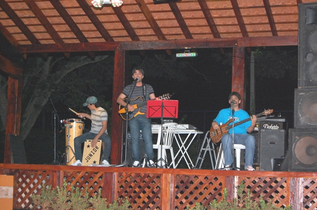 1º Luau da AABB é sucesso em Amambai O músico Rafael e sua banda no novo palco da AABB.