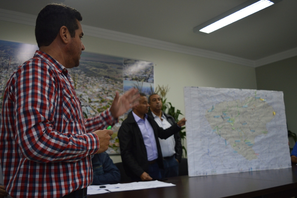 Secretário José Aguiar mostrando as estradas que fazem parte da operação / Foto: Moreira Produções