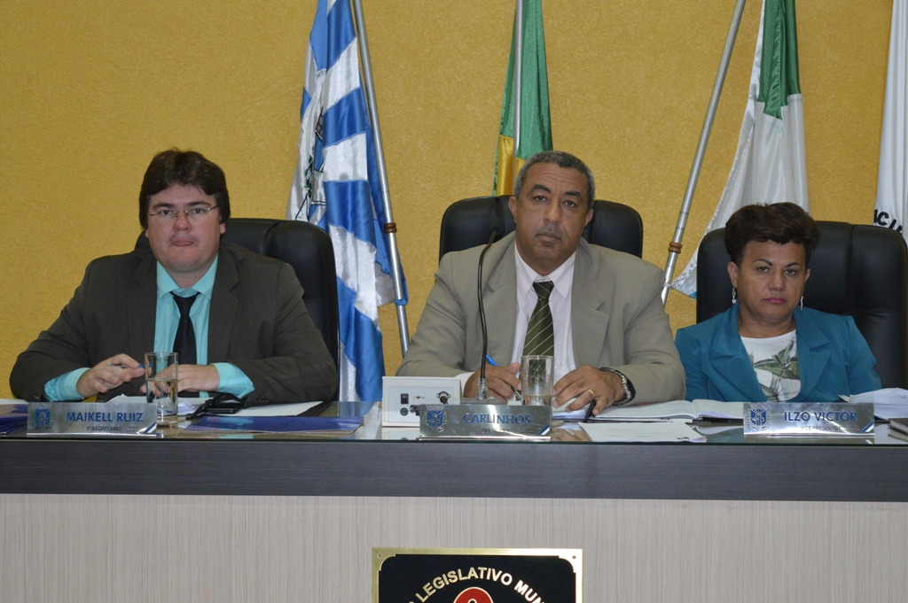 Vereadores de Amambai aprovam orçamento impositivo na LDO Membros da mesa diretora do legislativo de Amambai, vereadores Maikel (1º secretário); Carlinhos (presidente) e Ilzo Victor, vice presidente / Foto: Moreira Produções